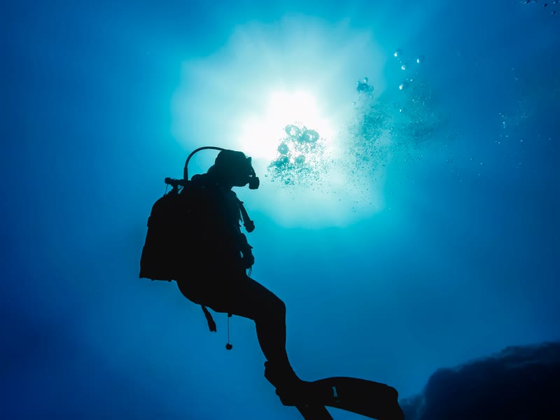 Two divers on their safety stop